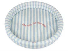 Stribet badebassin fra Liewood med lyseblå og råhvide striber og teksten see you by the sea i bunden LW19952 2457